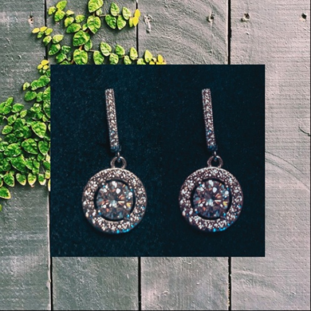 Round Halo White Saffhire earrings